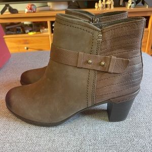 NWT Rockport Cobb Hill Rashel Bootie in Stone Brown Leather, size 6 Wide!